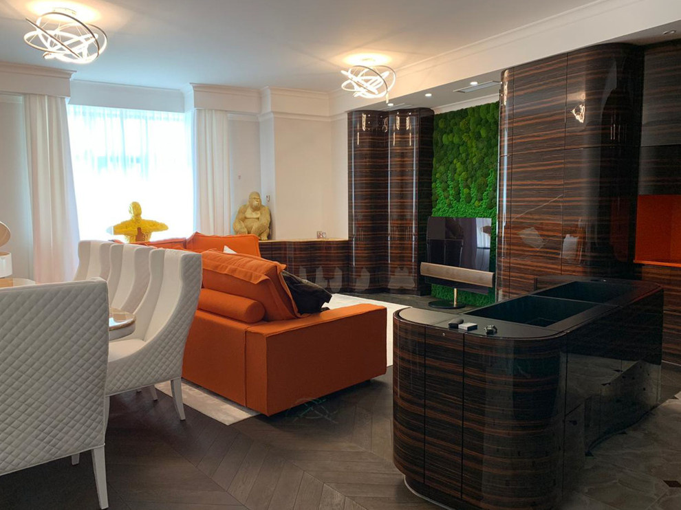 Кухня с переходом в ТВ-зону в шпоне