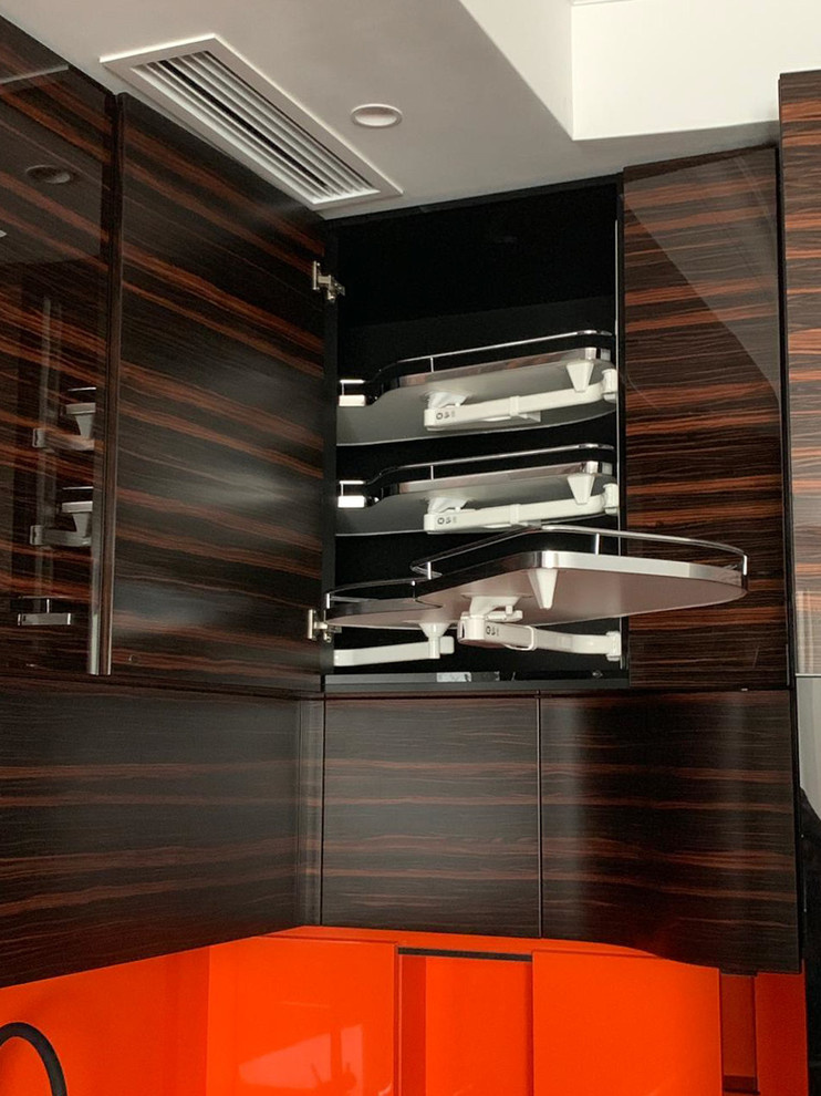 Кухня с переходом в ТВ-зону в шпоне