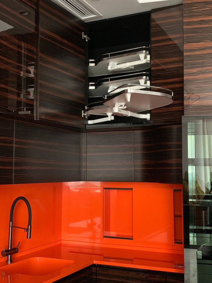 Кухня с переходом в ТВ-зону в шпоне