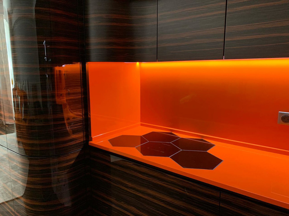 Кухня с переходом в ТВ-зону в шпоне