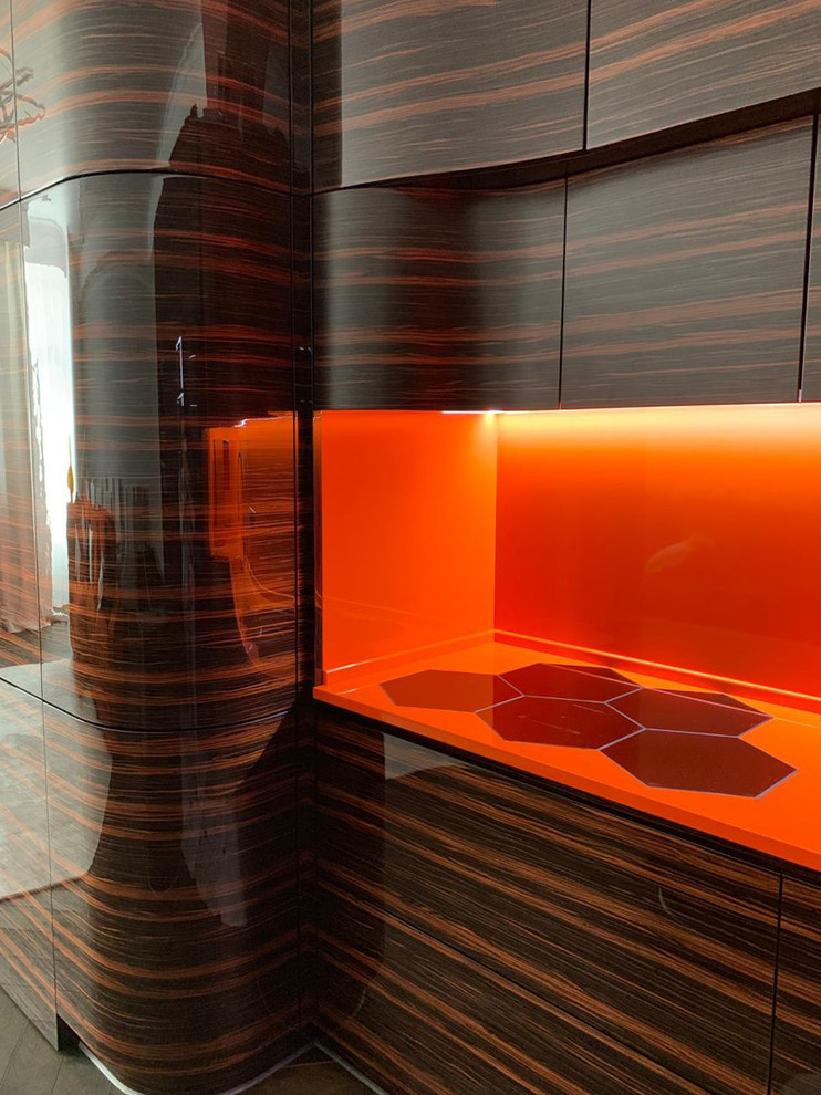 Кухня с переходом в ТВ-зону в шпоне