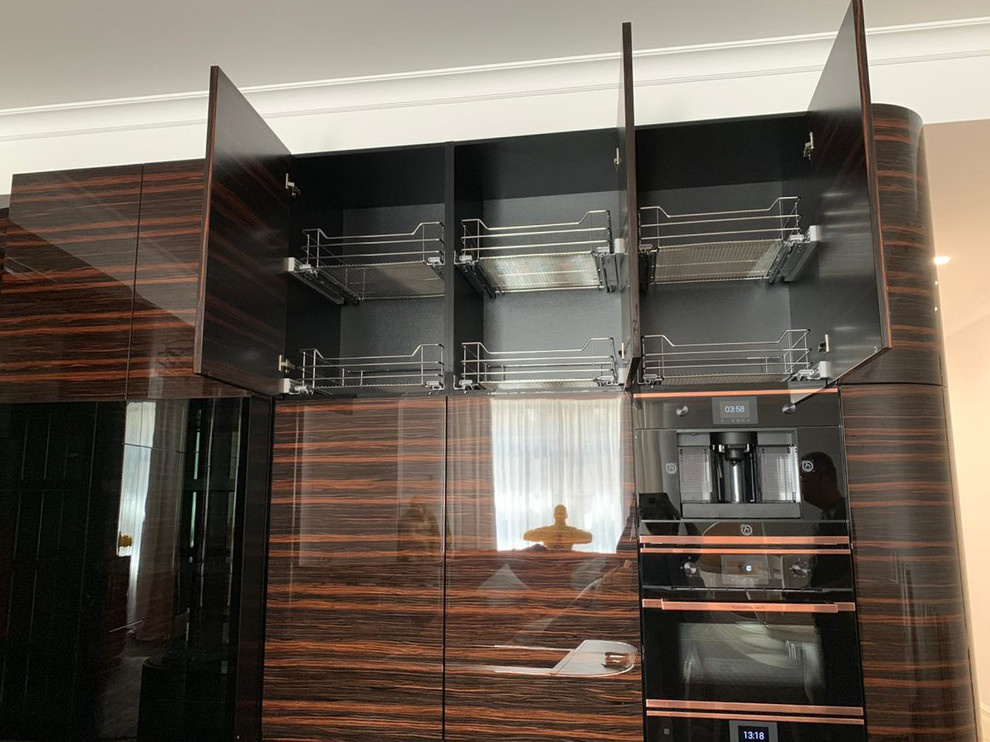 Кухня с переходом в ТВ-зону в шпоне