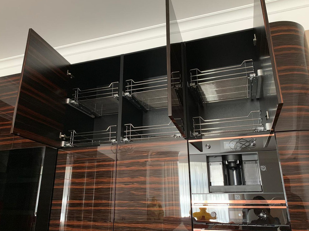 Кухня с переходом в ТВ-зону в шпоне