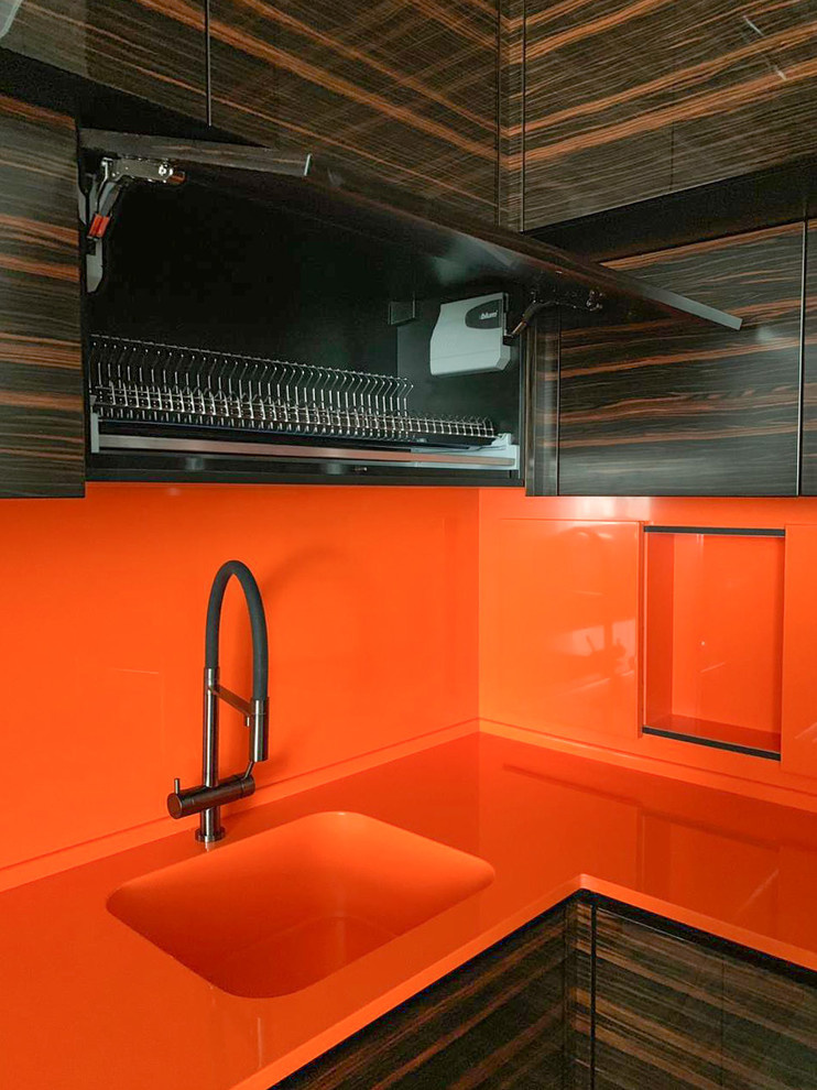 Кухня с переходом в ТВ-зону в шпоне