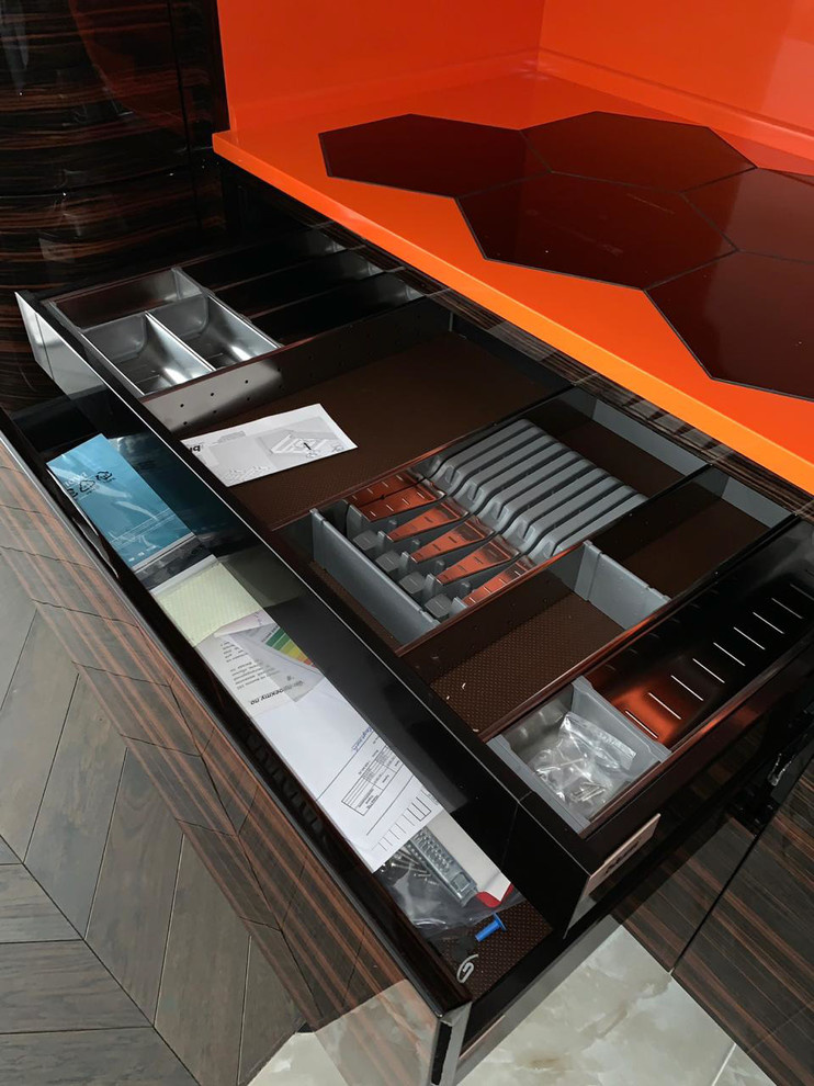 Кухня с переходом в ТВ-зону в шпоне