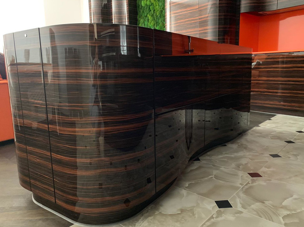 Кухня с переходом в ТВ-зону в шпоне