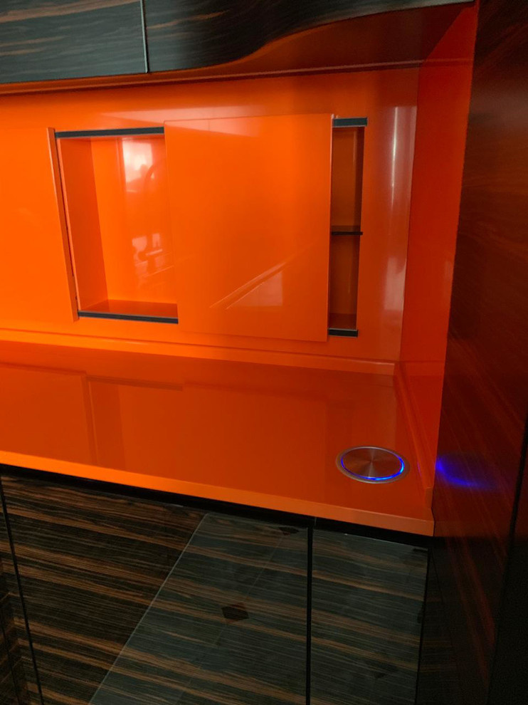 Кухня с переходом в ТВ-зону в шпоне