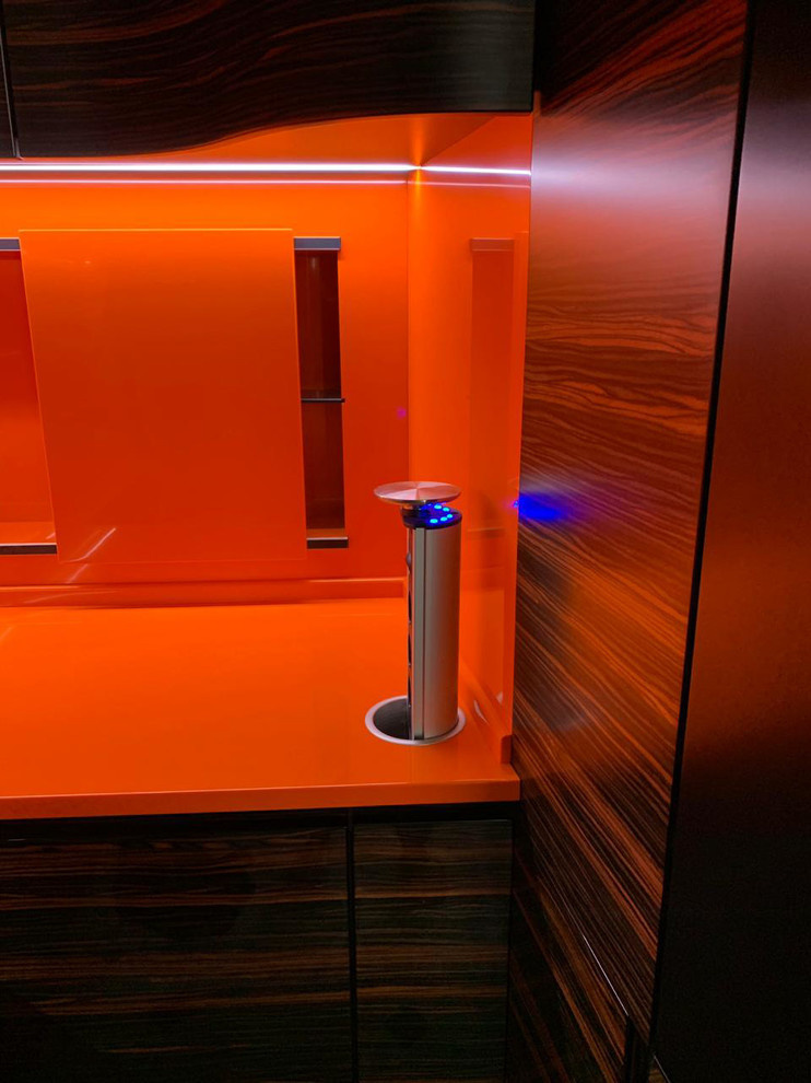 Кухня с переходом в ТВ-зону в шпоне