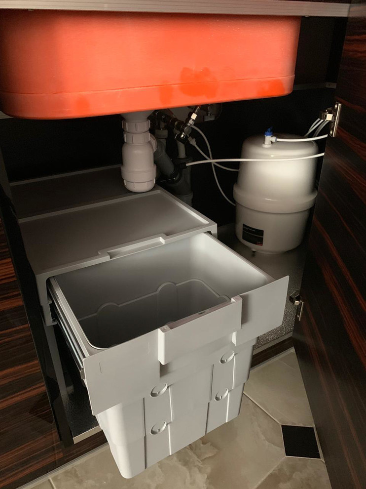 Кухня с переходом в ТВ-зону в шпоне