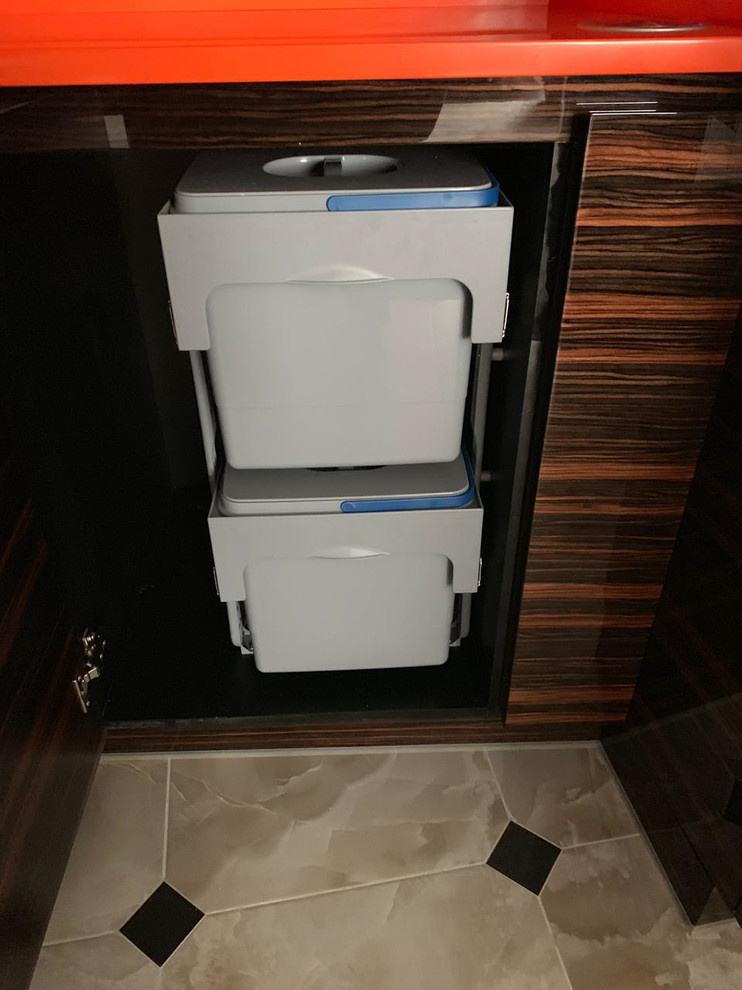 Кухня с переходом в ТВ-зону в шпоне