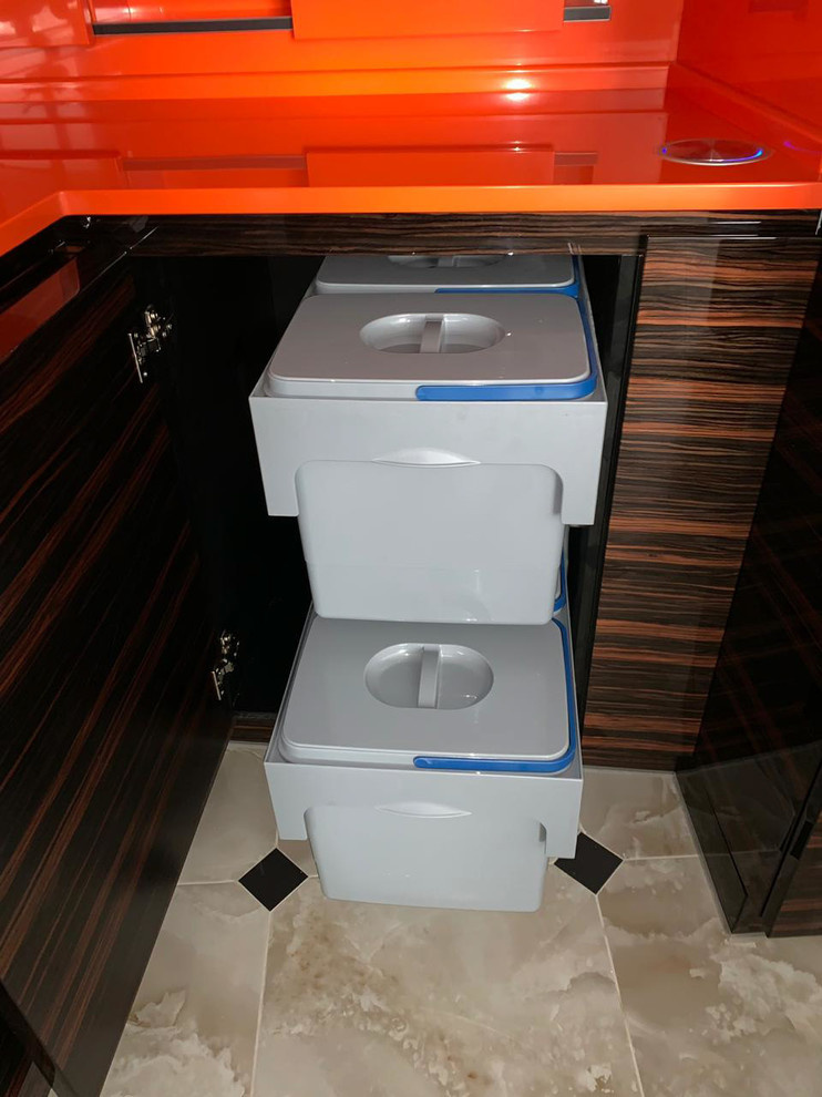 Кухня с переходом в ТВ-зону в шпоне