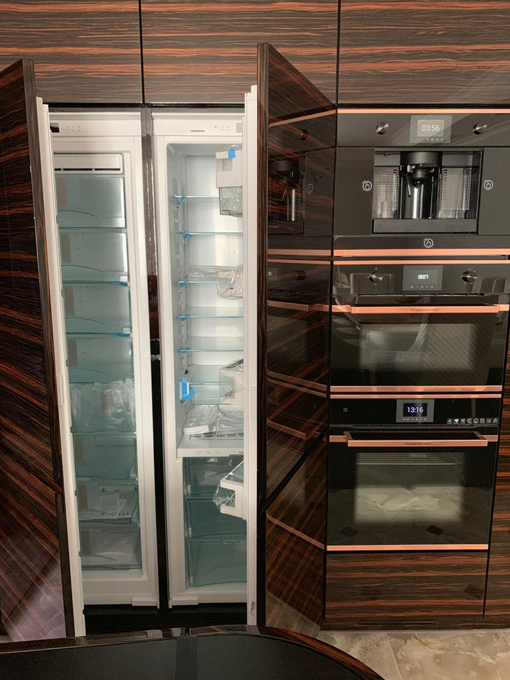 Кухня с переходом в ТВ-зону в шпоне