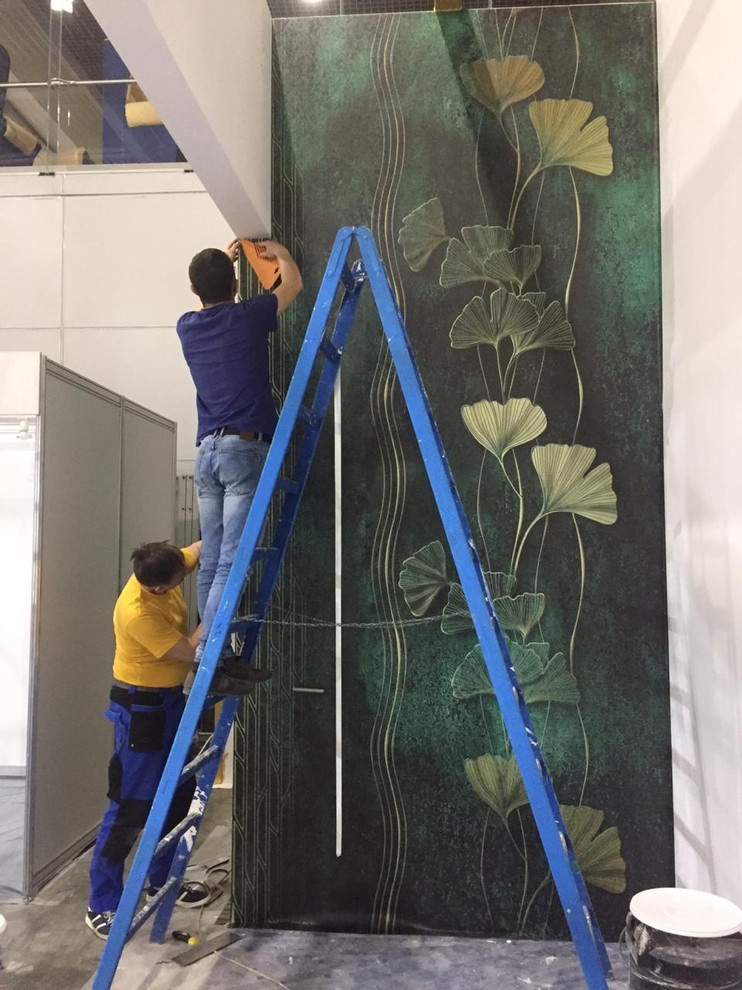 Монтаж фресок на стенд La Stanza на выставке MosBuild 2019