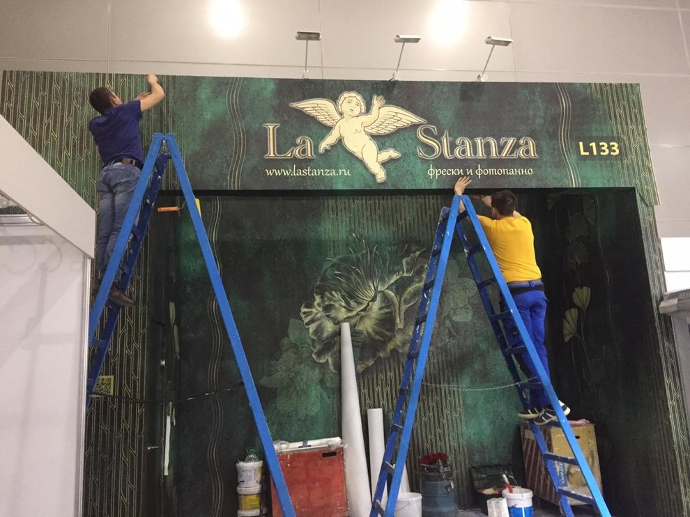 Монтаж фресок на стенд La Stanza на выставке MosBuild 2019