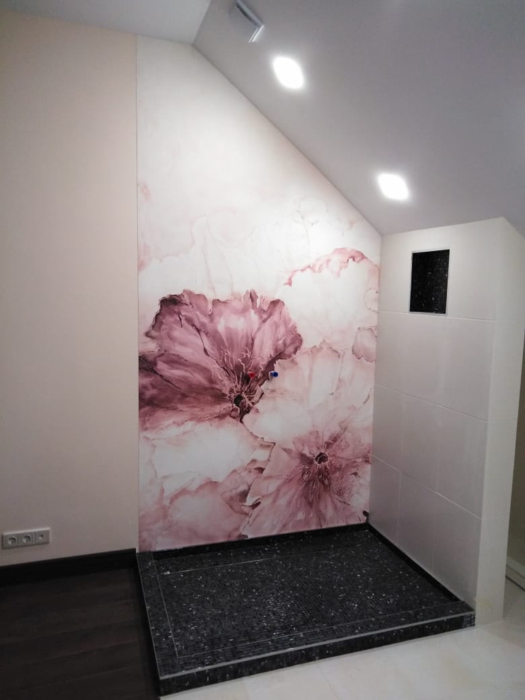 Фото с монтажа фрески в душевой комнате