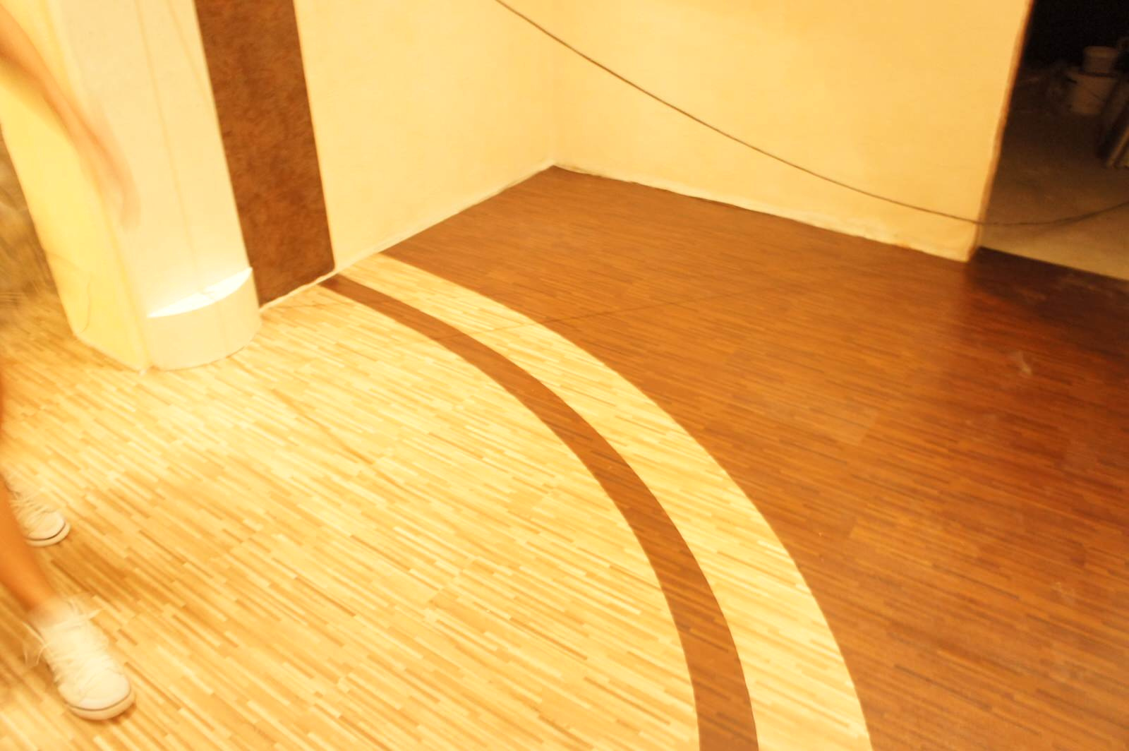 индивидуальный дизайн пола в коттедже