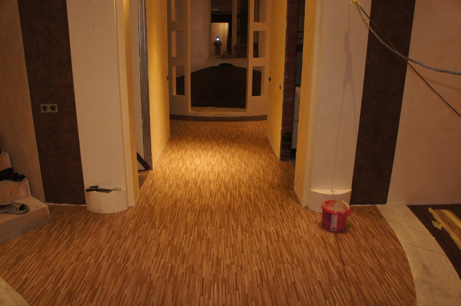 индивидуальный дизайн пола в коттедже