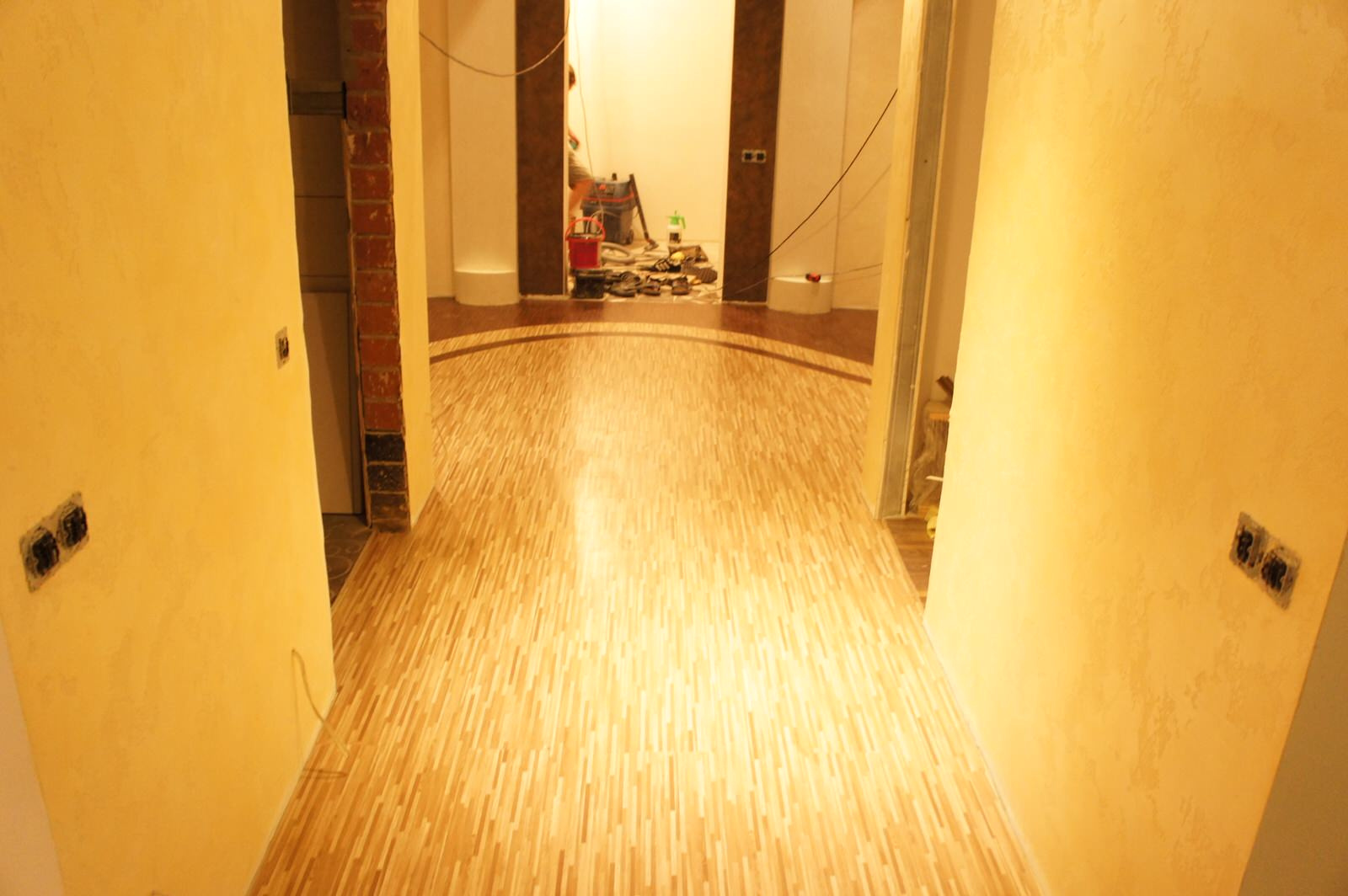 индивидуальный дизайн пола в коттедже