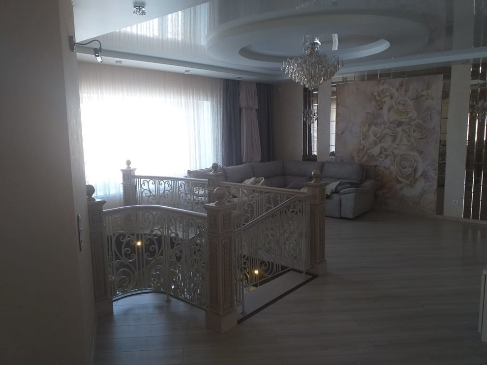 Лестница с кованным ограждением