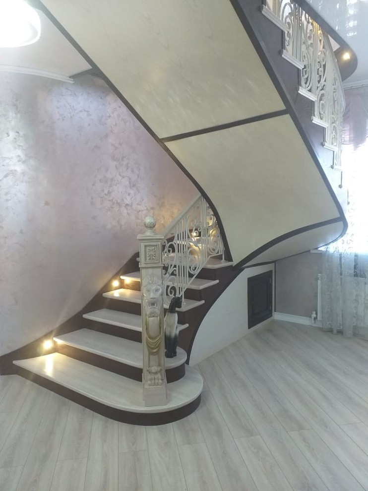 Лестница с кованным ограждением