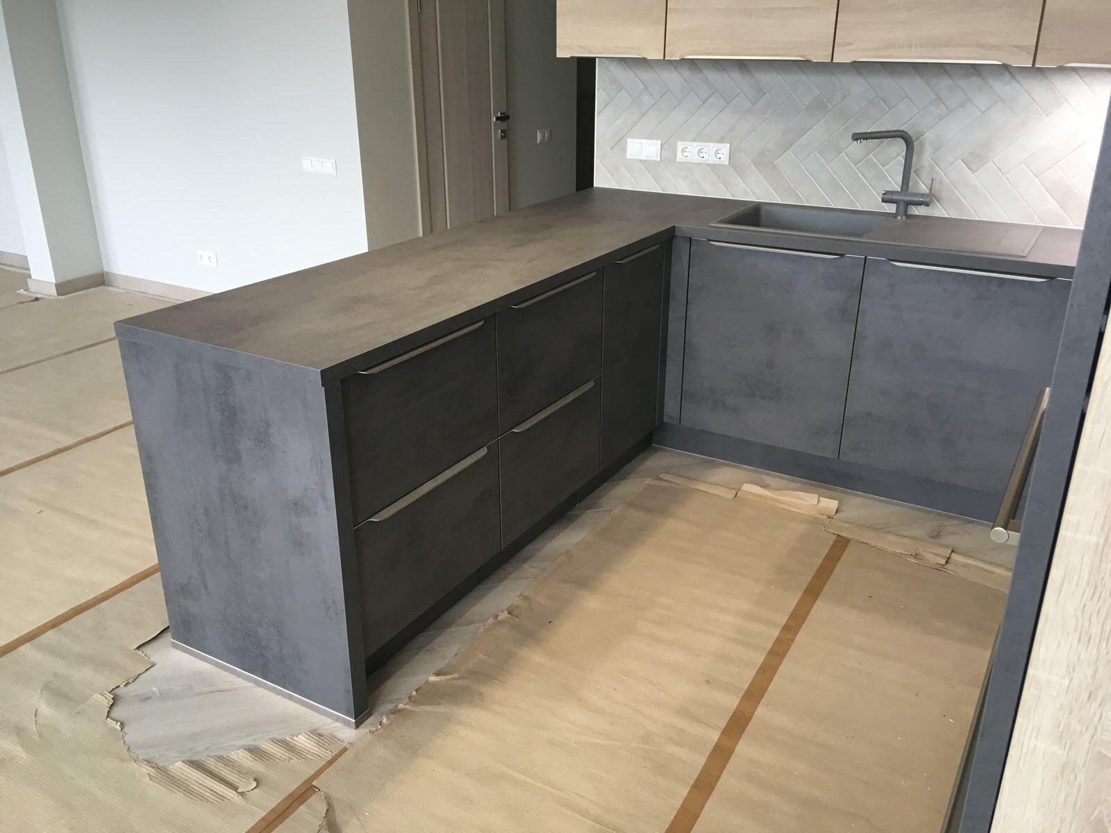 Серый бетон/дуб Сан Ремо