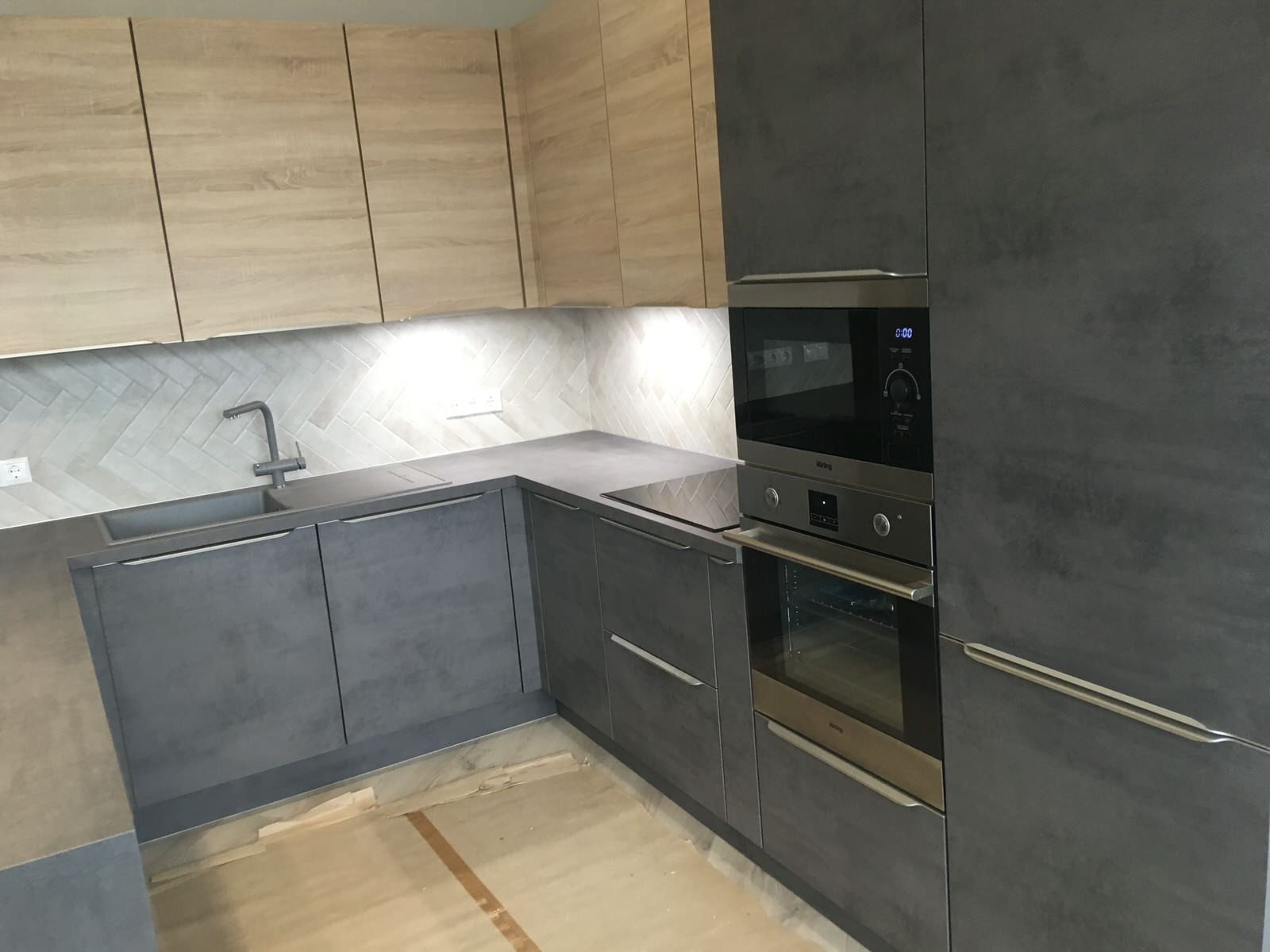 Серый бетон/дуб Сан Ремо