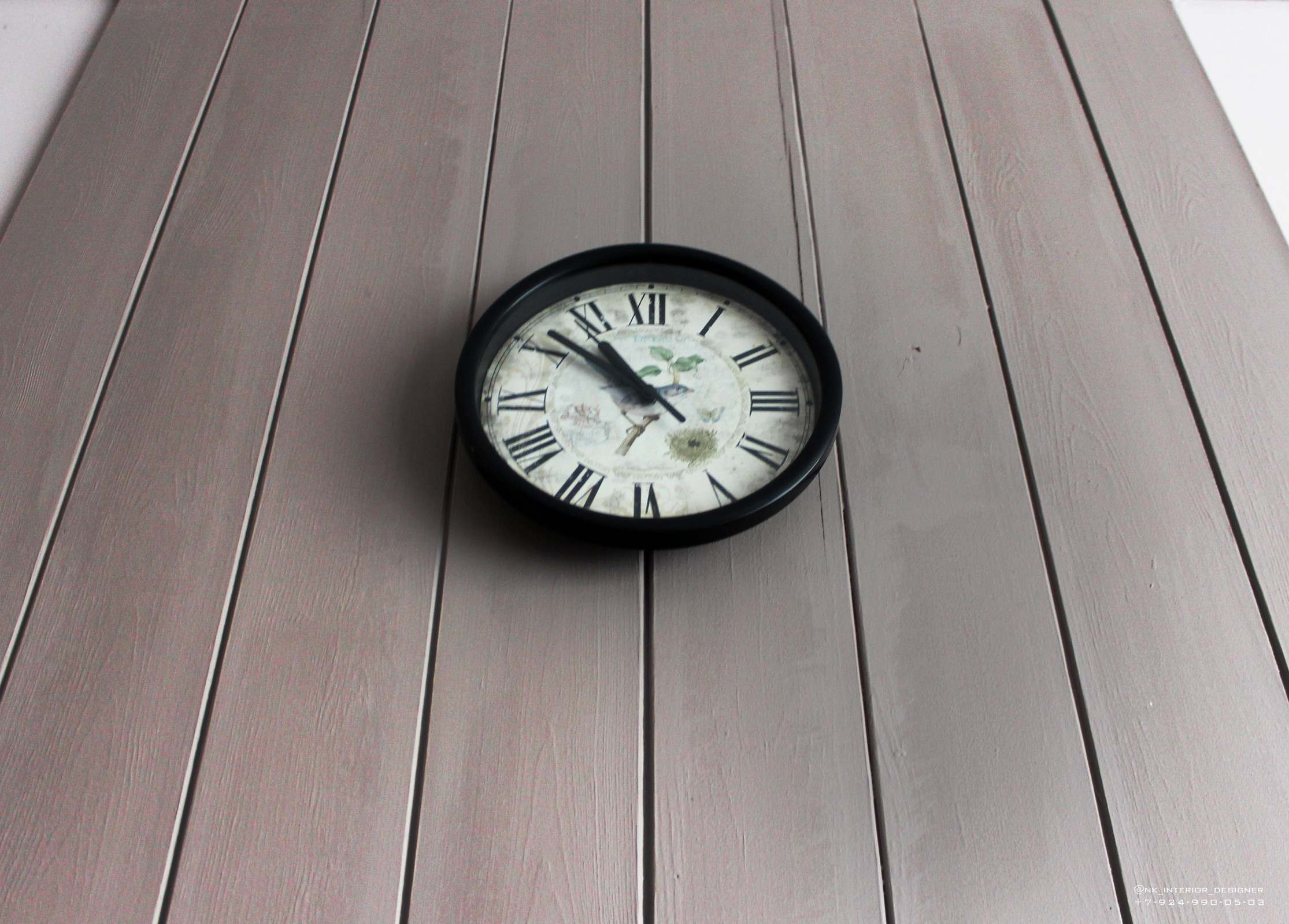 часы над камином