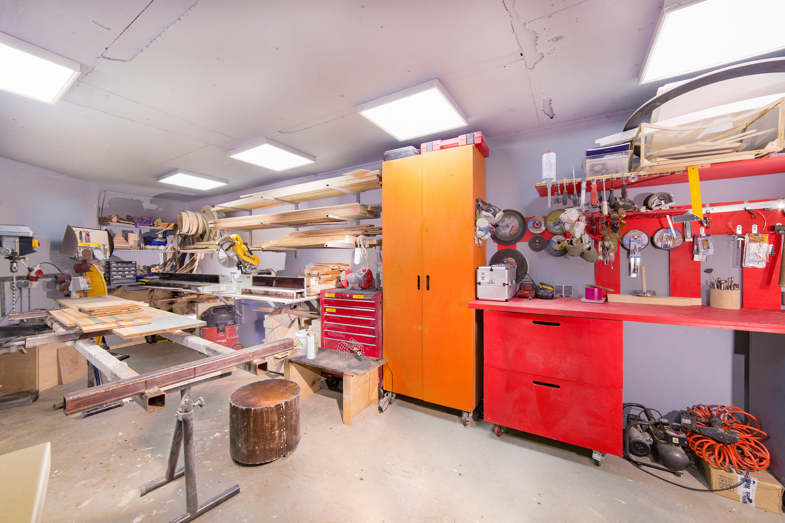 дом встроен в холм