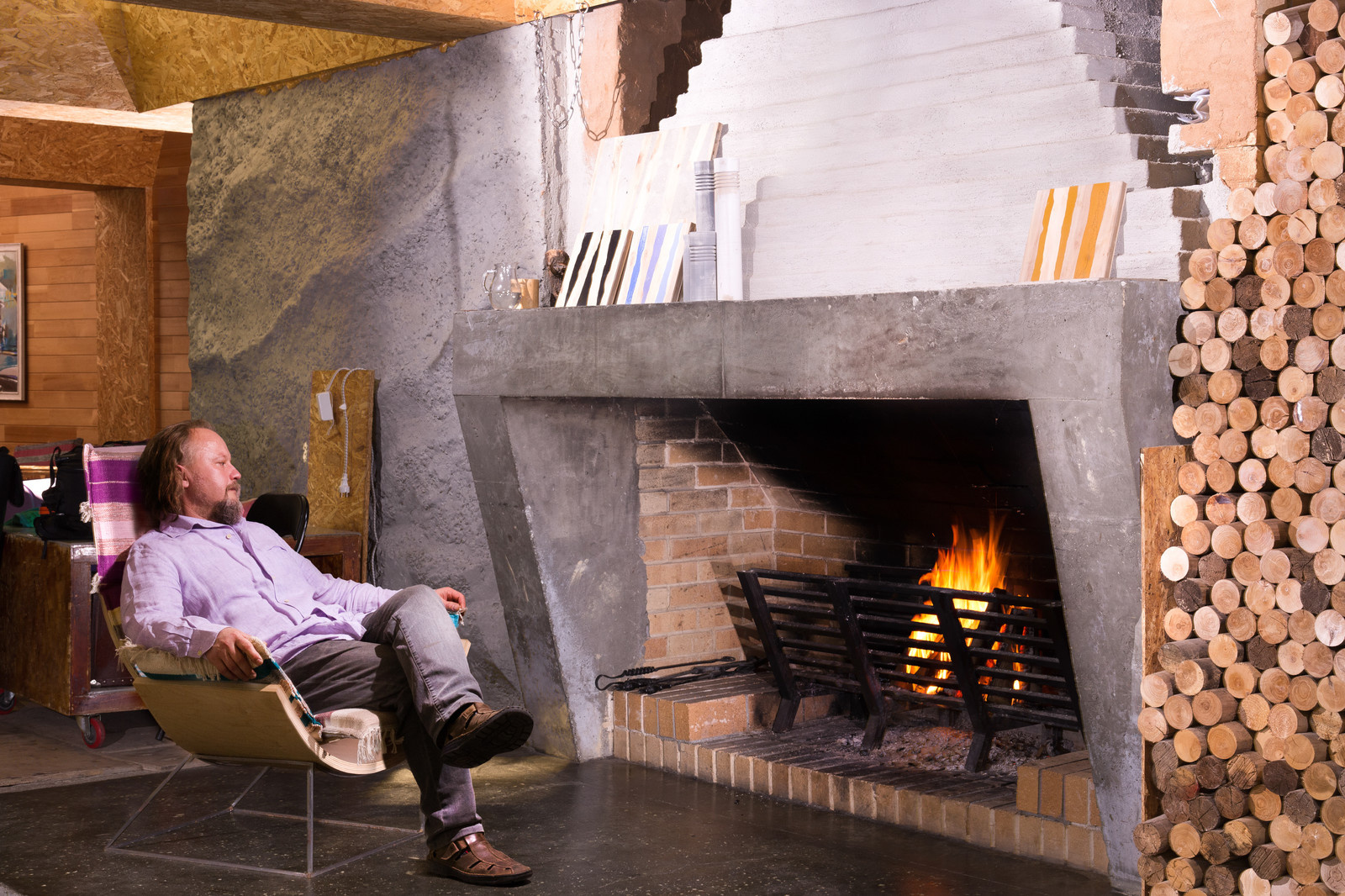 дом встроен в холм