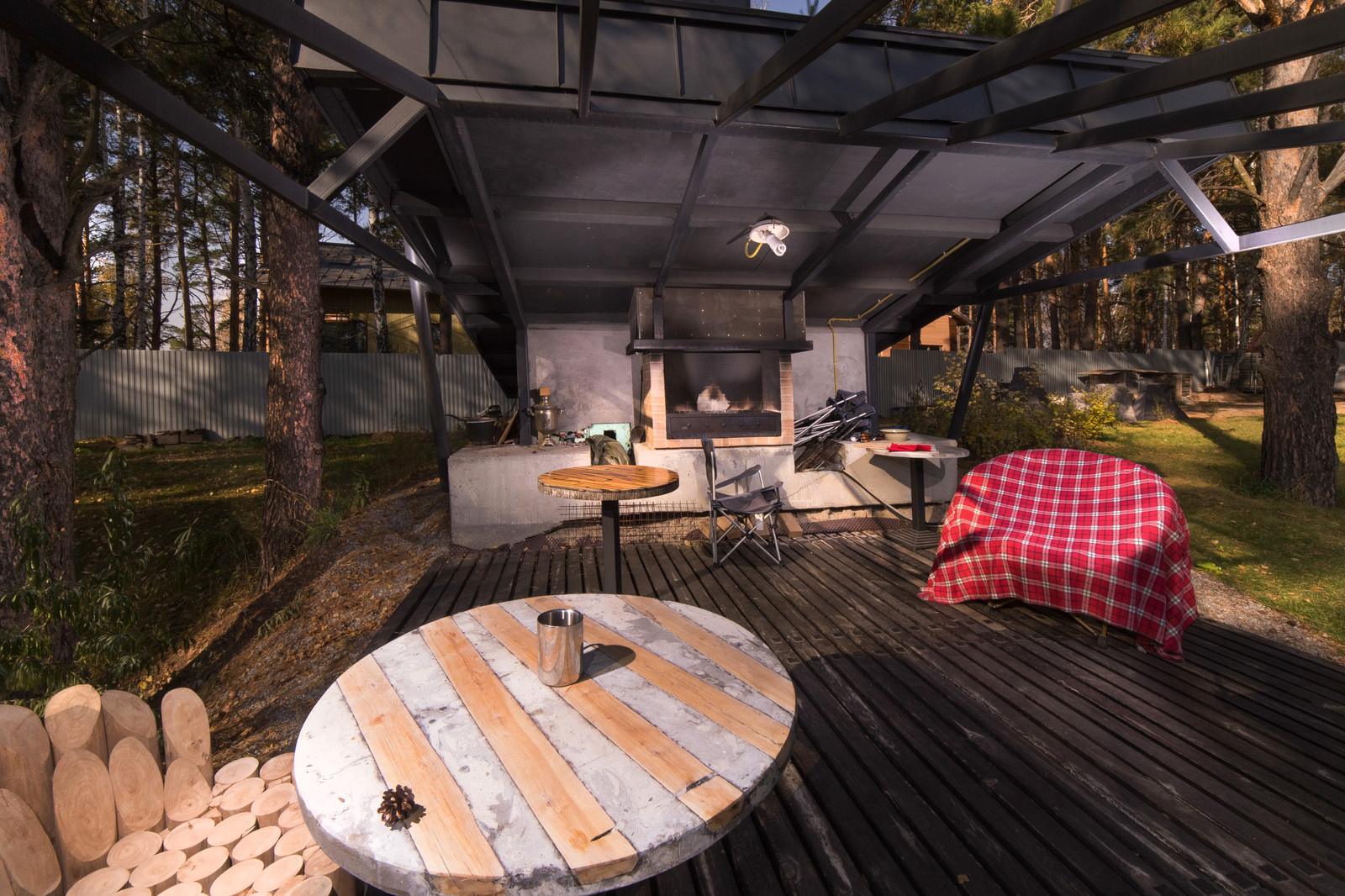 дом встроен в холм