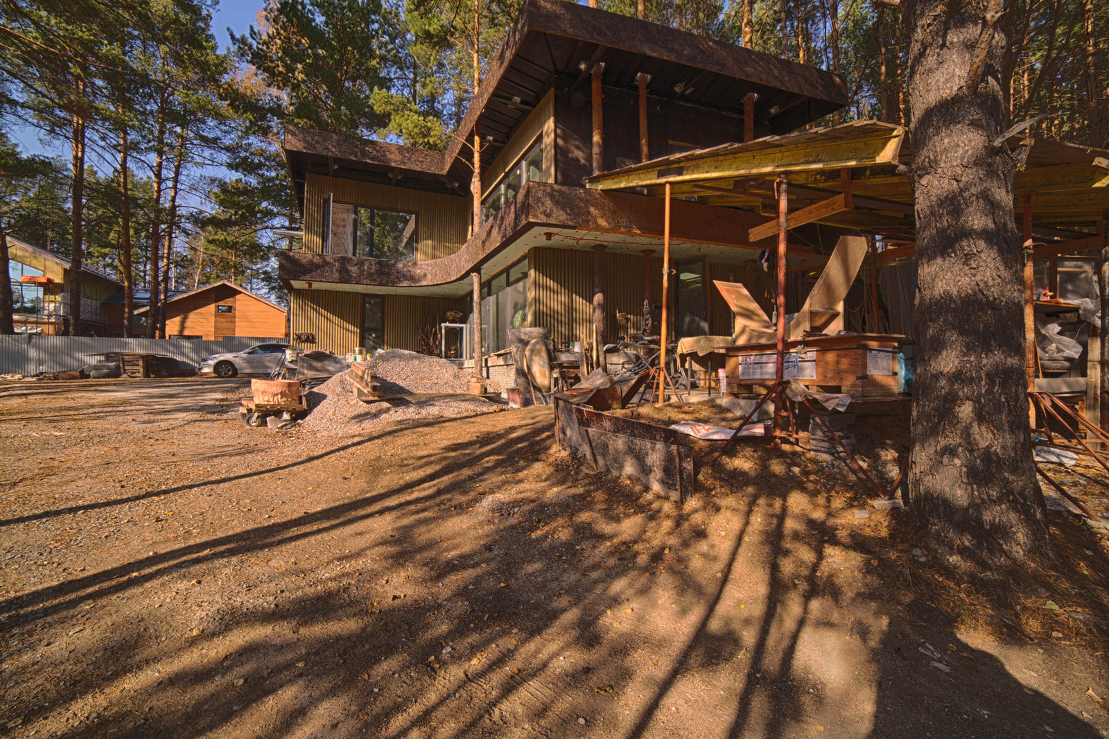 дом встроен в холм