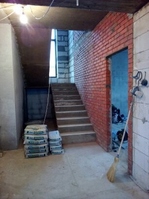 Штукатурка стен по горизонтальным,гипсовым маякам в Коттедже