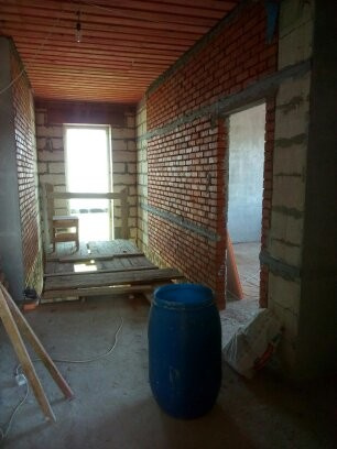 Штукатурка стен по горизонтальным,гипсовым маякам в Коттедже