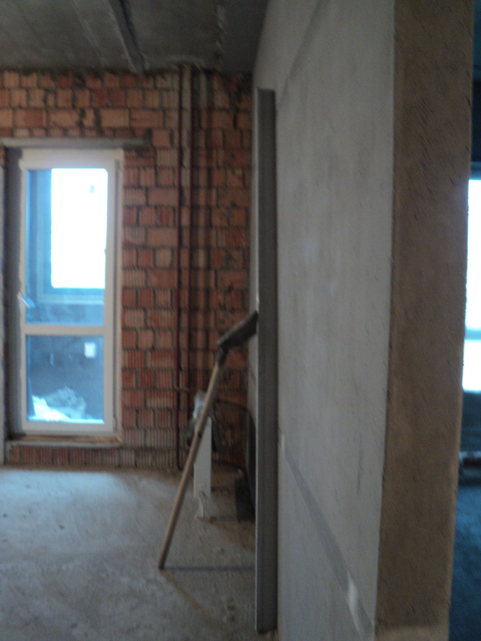 Штукатурка стен по горизонтальным,гипсовым маякам ЖК Отрада