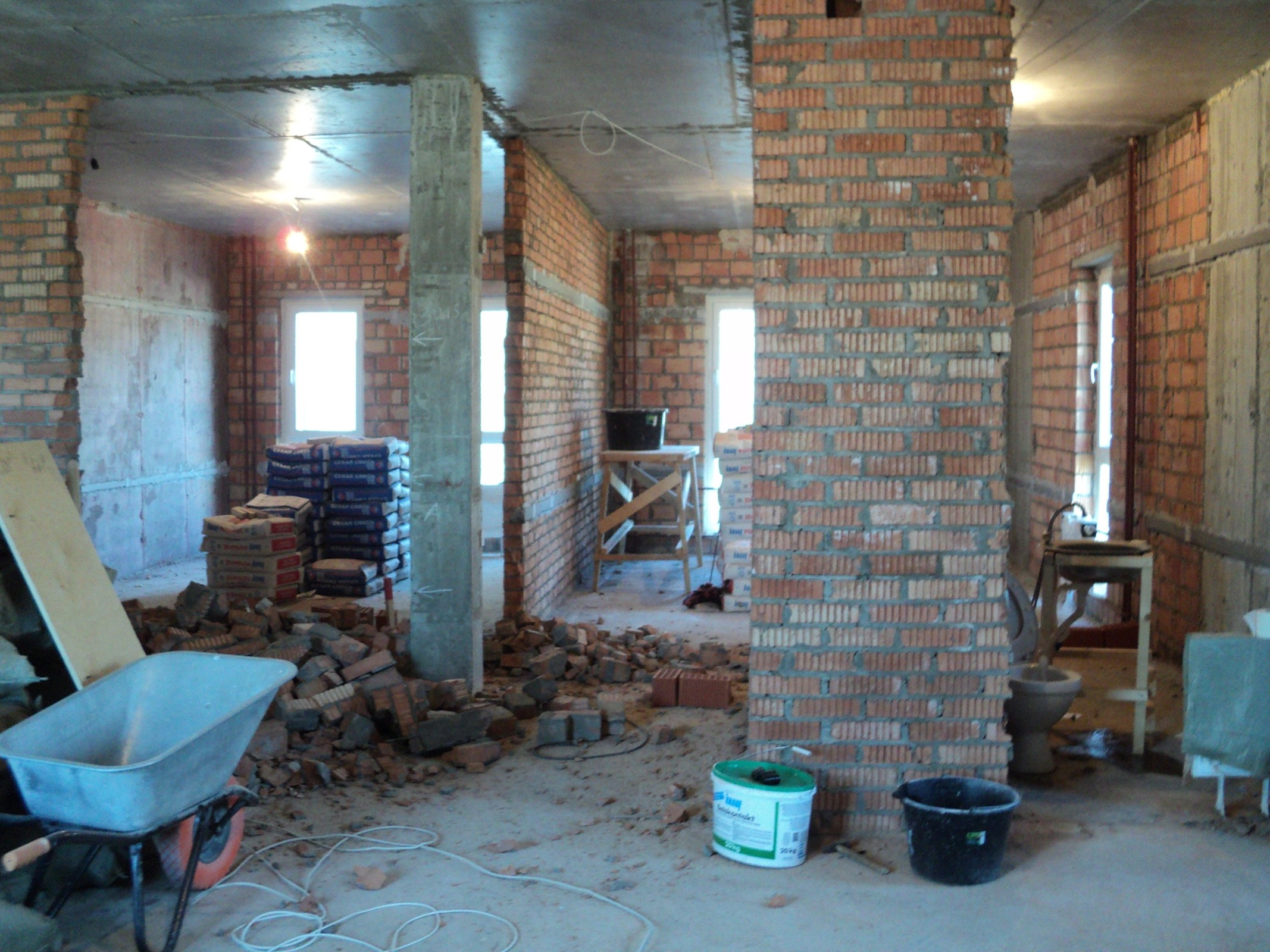 Штукатурка стен по горизонтальным,гипсовым маякам ЖК Отрада