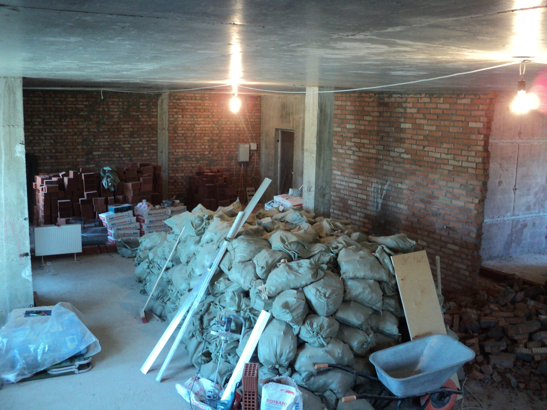 Штукатурка стен по горизонтальным,гипсовым маякам ЖК Отрада