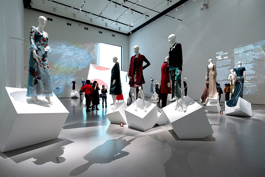Эрмитаж. Выставка «Тонкие Материи. Мода 1988-2018»