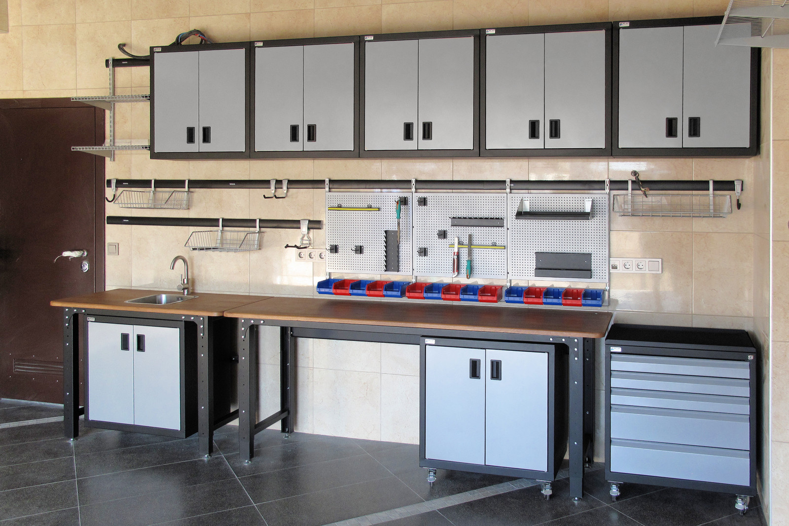 Как нам обустроить гараж