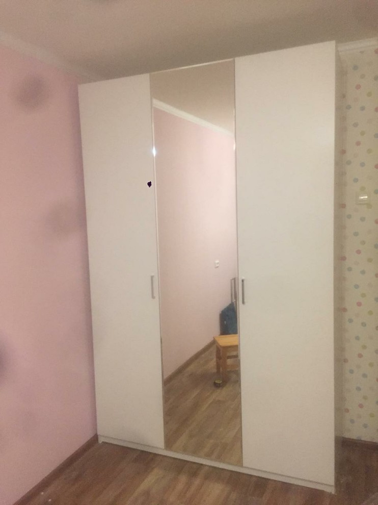 Распашной шкаф с зеркалом