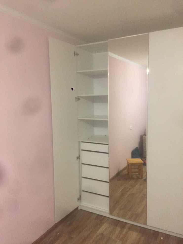 Распашной шкаф с зеркалом