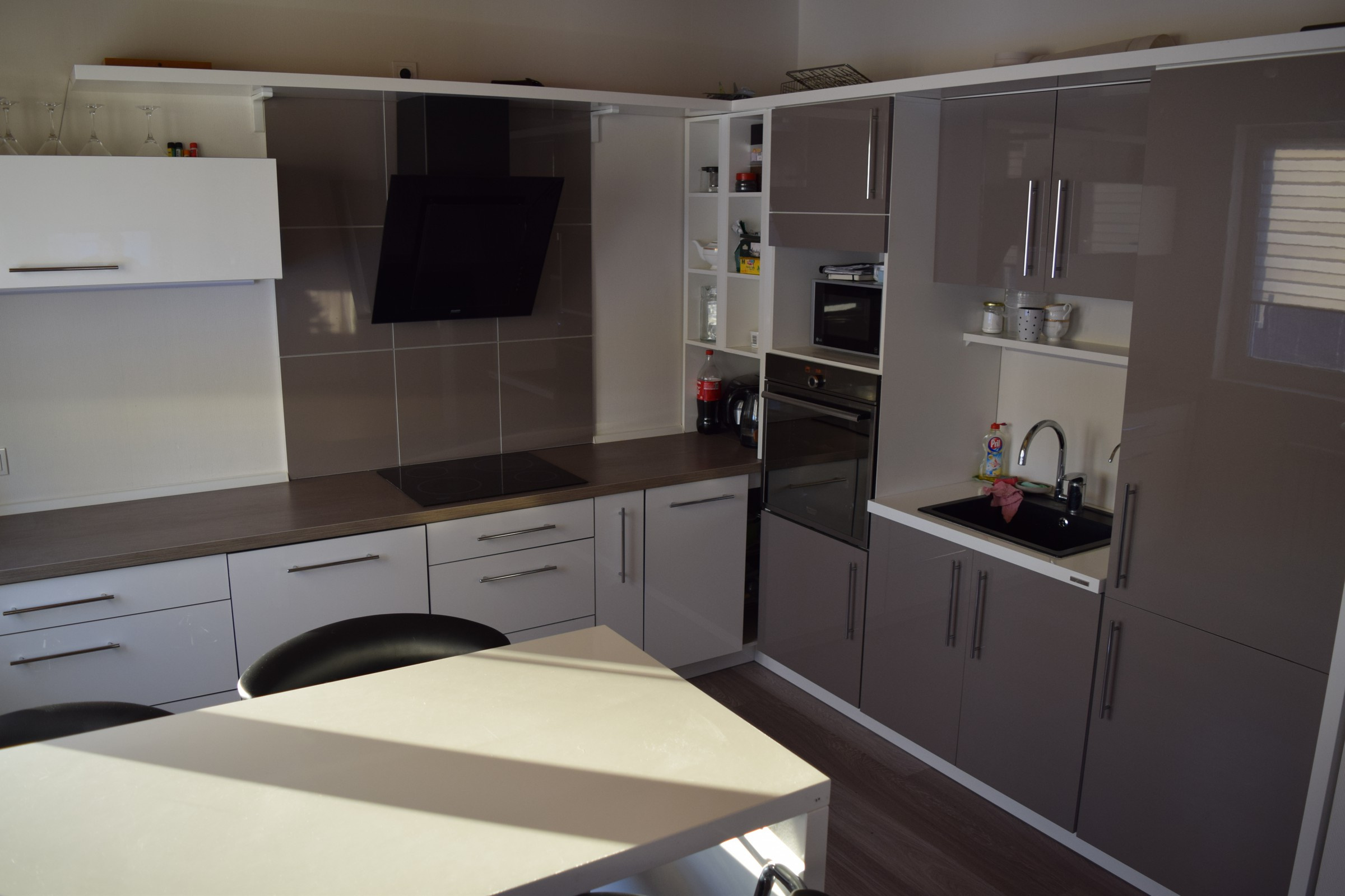 угловая кухня с барной стойкой в дом серая/белая