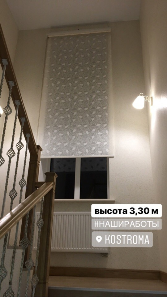 Обложка проекта: Рулонные шторы окно на лестнице в частном доме.