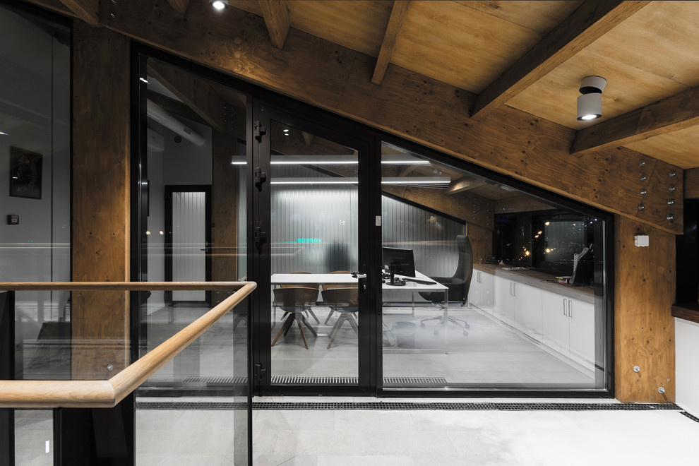 Деревянный офис.