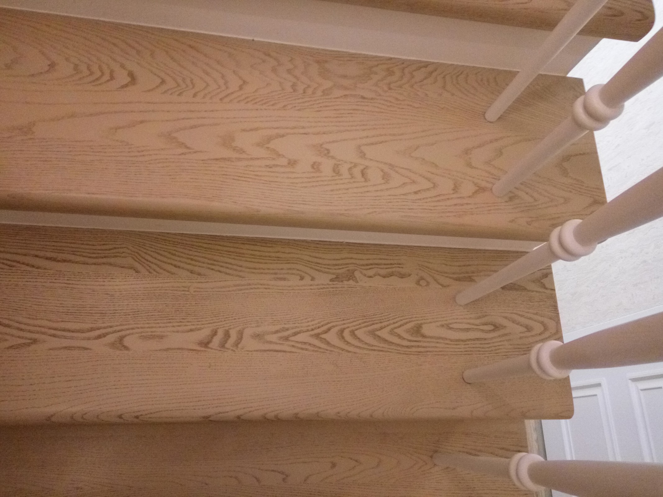 Лестница из массива ясеня в поселке Сахарный дол