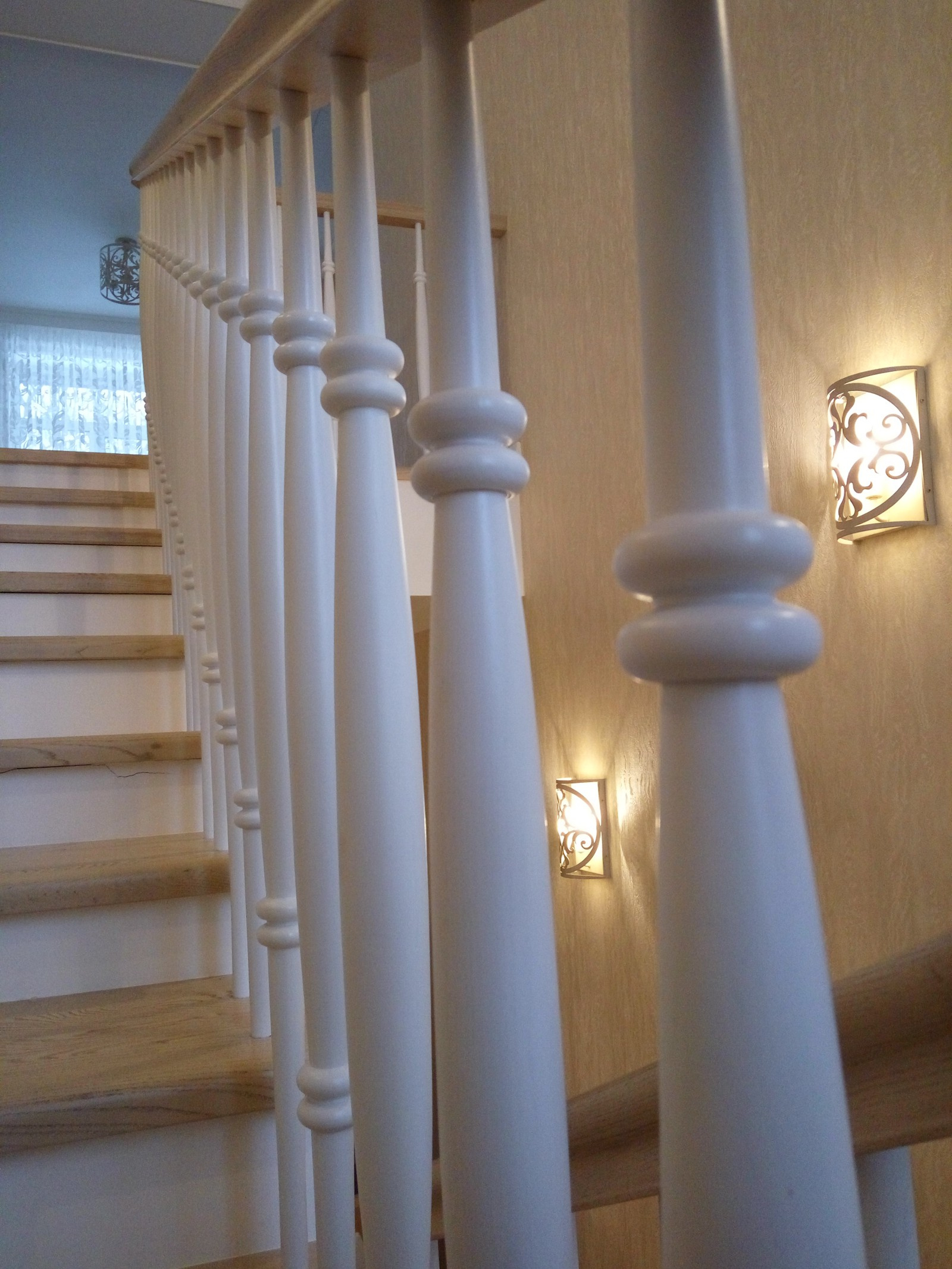 Лестница из массива ясеня в поселке Сахарный дол