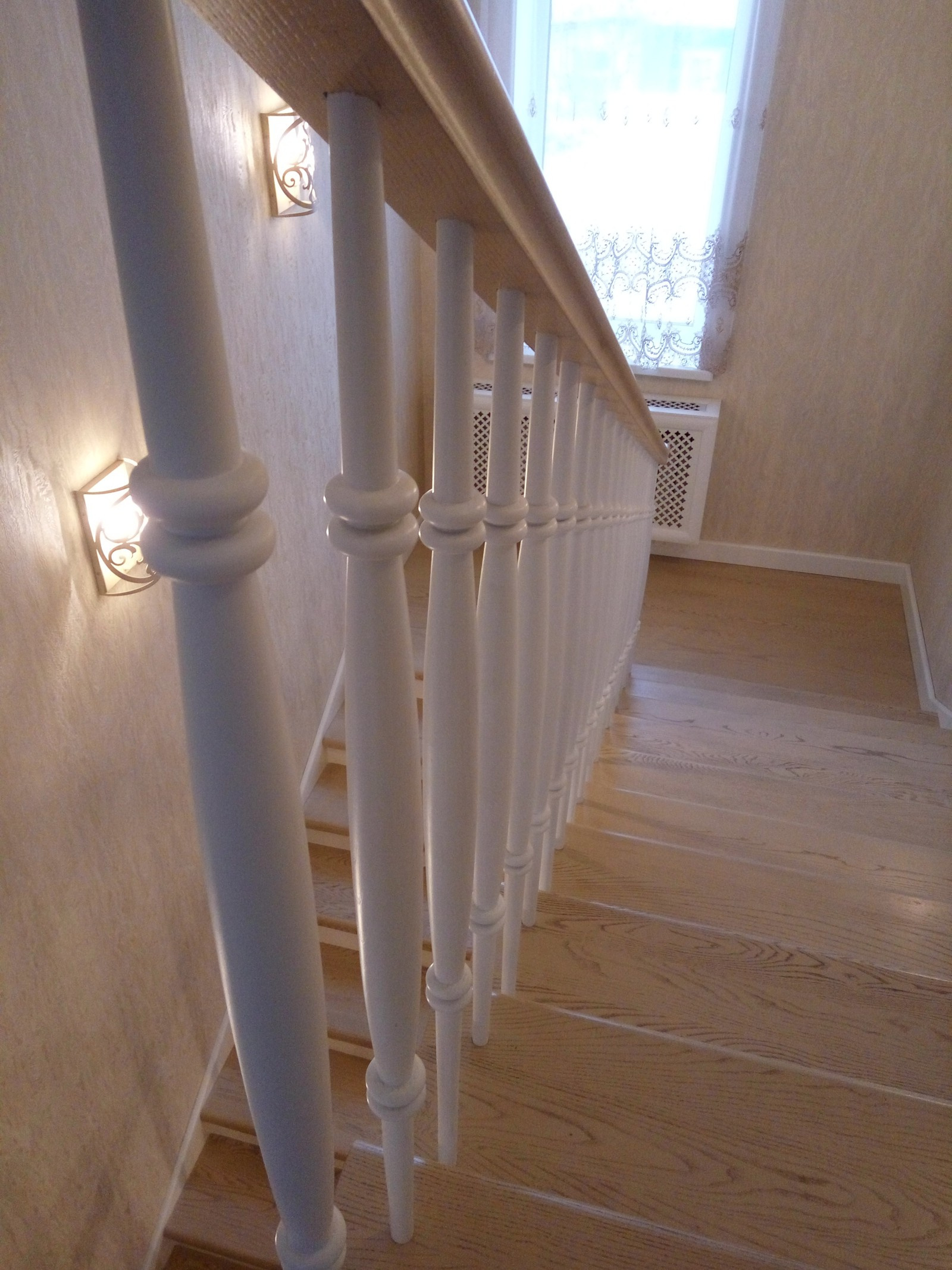 Лестница из массива ясеня в поселке Сахарный дол