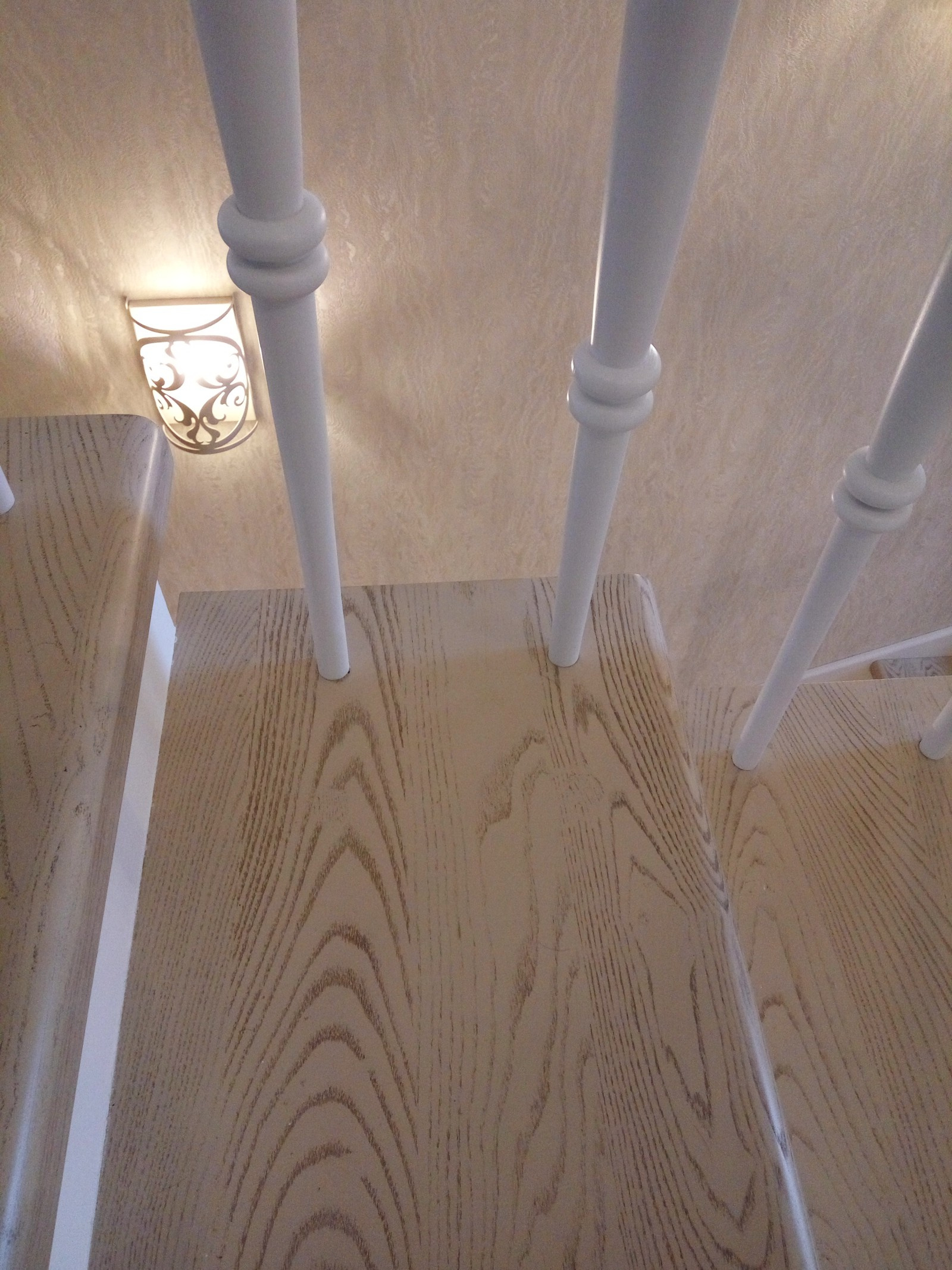 Лестница из массива ясеня в поселке Сахарный дол