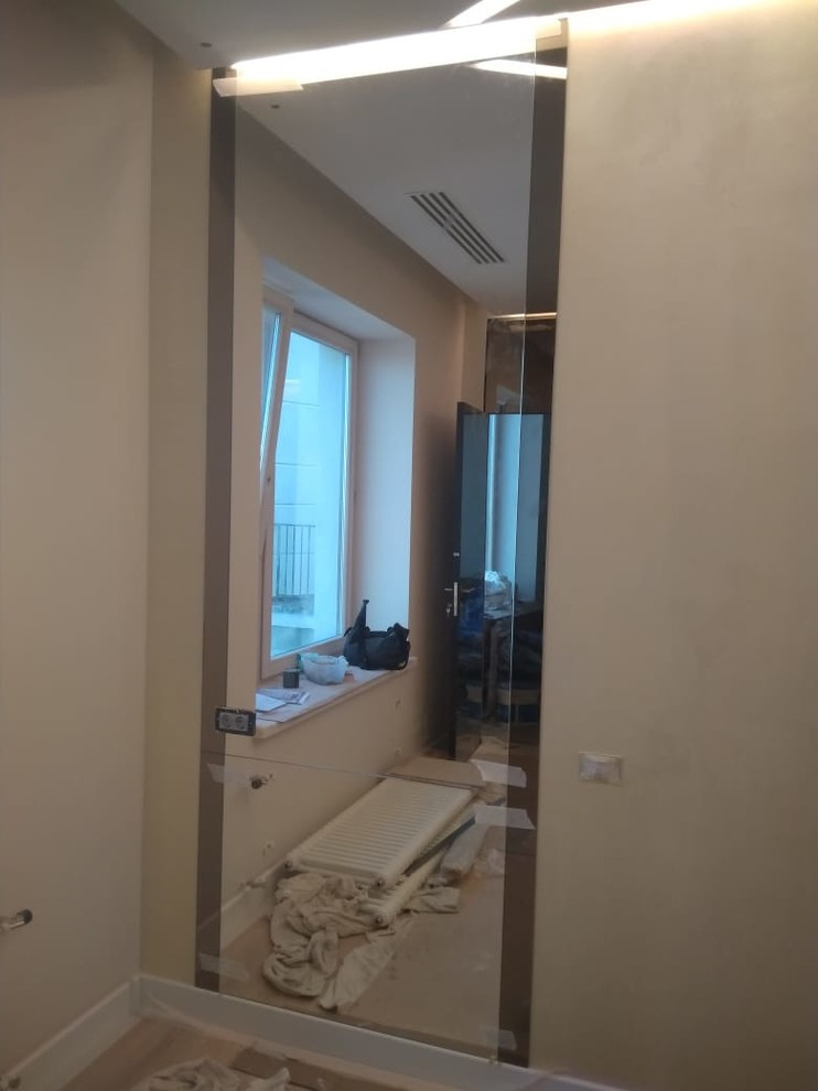 Зеркальная конструкция в спальне