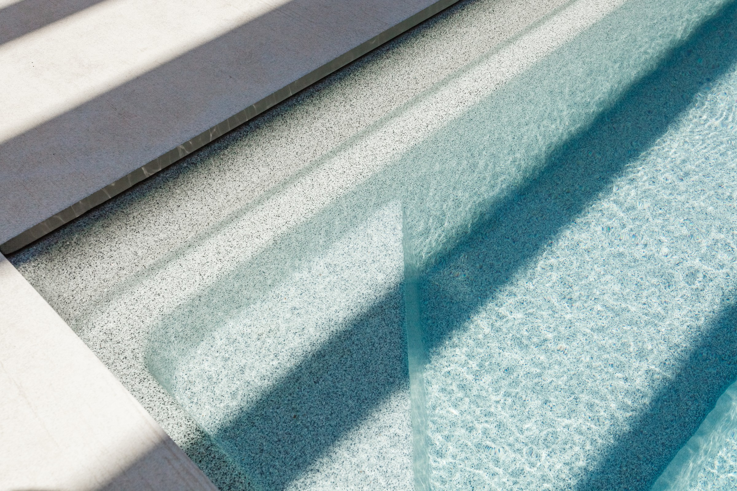 Частный дом.Территория бассейна.