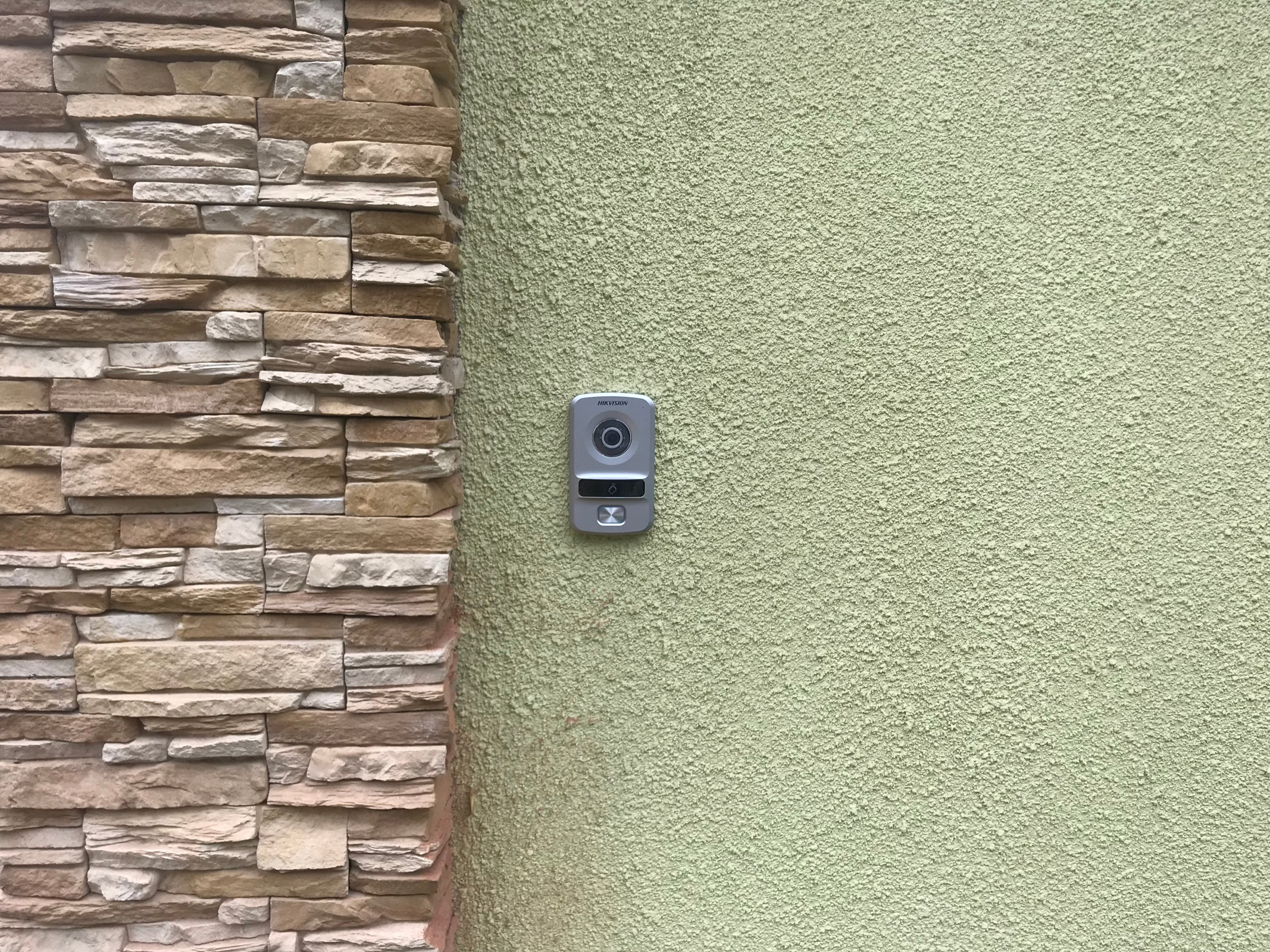 Установка IP домофона Hikvision в загородном доме